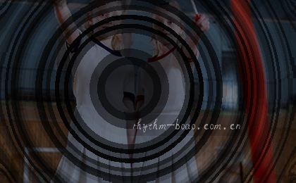 主队球员持球推进，球场大屏显示赛程表。